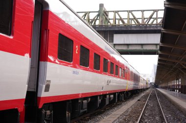 Bangkok / Tayland-5 Mayıs 2022: Hua Lam Phong istasyonu veya Hua Lam Phong bölgesinde bulunan Bangkok tren istasyonu, demiryolu ile ünlü yerel ulaşım. İstasyonda eski tren ve vintage dekorasyon.