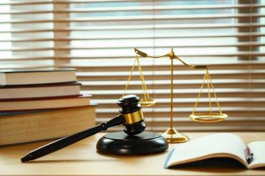 Mahkemede avukat ya da hakim çekici. Açık arttırmanın çekici ve muhakeme altın pulu ahşap masada. Hukuk konusu. İnsanların yargılanmasına bağlı yargı.