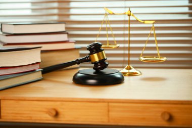 Mahkemede avukat ya da hakim çekici. Açık arttırmanın çekici ve muhakeme altın pulu ahşap masada. Hukuk konusu. İnsanların yargılanmasına bağlı yargı.