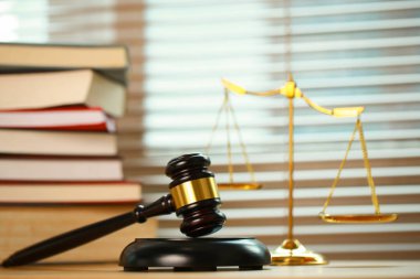 Mahkemede avukat ya da hakim çekici. Açık arttırmanın çekici ve muhakeme altın pulu ahşap masada. Hukuk konusu. İnsanların yargılanmasına bağlı yargı.