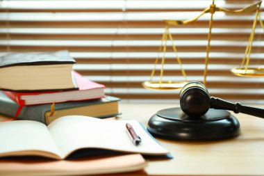 Mahkemede avukat ya da hakim çekici. Açık arttırmanın çekici ve muhakeme altın pulu ahşap masada. Hukuk konusu. İnsanların yargılanmasına bağlı yargı.