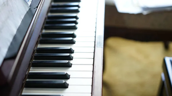 Piano Acústico Ereto Para Música Clássica Tocando Música Para Recreação — Fotografia de Stock