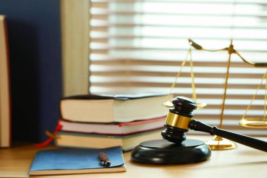 Mahkemede avukat ya da hakim çekici. Açık arttırmanın çekici ve muhakeme altın pulu ahşap masada. Hukuk konusu. İnsanların yargılanmasına bağlı yargı.