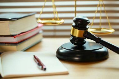 Mahkemede avukat ya da hakim çekici. Açık arttırmanın çekici ve muhakeme altın pulu ahşap masada. Hukuk konusu. İnsanların yargılanmasına bağlı yargı.