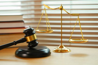 Mahkemede avukat ya da hakim çekici. Açık arttırmanın çekici ve muhakeme altın pulu ahşap masada. Hukuk konusu. İnsanların yargılanmasına bağlı yargı.