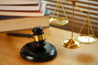 Mahkemede avukat ya da hakim çekici. Açık arttırmanın çekici ve muhakeme altın pulu ahşap masada. Hukuk konusu. İnsanların yargılanmasına bağlı yargı.