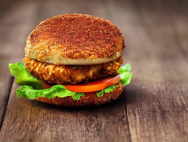 Tavuk burger. Baharatlı kızarmış tavuk burger reklamı. Taze lezzetli gurme. Fast food konsepti.