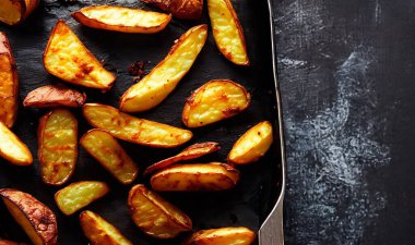 Lezzetli sıcak ve kızarmış patates. Fast food ve restoran ürünleri. Arkaplanda lezzetli patates kızartması var..