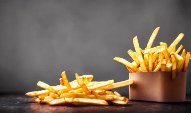 Lezzetli sıcak ve kızarmış patates. Fast food ve restoran ürünleri. Arkaplanda lezzetli patates kızartması var..