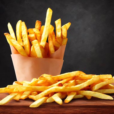 Lezzetli sıcak ve kızarmış patates. Fast food ve restoran ürünleri. Arkaplanda lezzetli patates kızartması var..