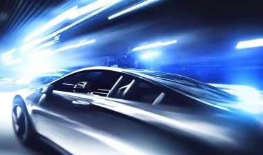 Neon otobanında öfkeli bir spor araba. Gece raylarında renkli ışıklar ve raylarla süper arabaların güçlü hızlanması.