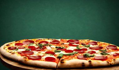 - Pizza. Geleneksel İtalyan mutfağı fast food. Gurme taze lezzetli ev yapımı pizza. Avrupa yemeği. Pizzacılar ve restoranlar için broşür ve poster.