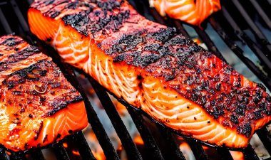 Izgara somon. Sağlıklı yemek, sıcak balık yemeği. Baharatlı taze ızgara somon balığı..