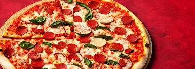 - Pizza. Geleneksel İtalyan mutfağı fast food. Gurme taze lezzetli ev yapımı pizza. Avrupa yemeği. Pizzacılar ve restoranlar için broşür ve poster.