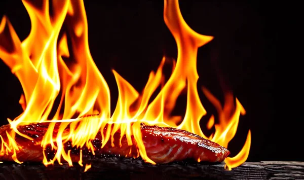 烤鲑鱼 健康食品 火锅鱼 浓郁多汁的新鲜烤鲑鱼 用香料调味 — 图库照片
