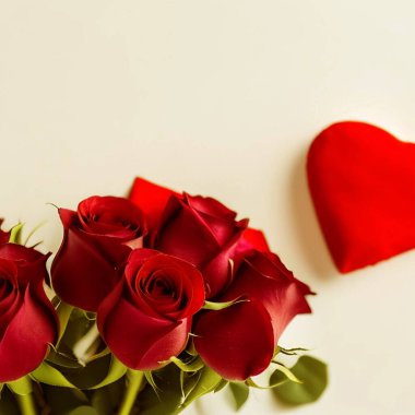 Gül. Gül arka planı. Gül buketi. Sevgililer Günü konsepti, düğünler, doğum günleri, yeni yıl, Noel ve diğer tatiller, web posteri, tebrik kartı. Sevdiğine sürpriz yap..