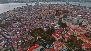 İstanbul 'un havadan görünüşü. Şehir merkezi ve Galata Kulesi manzarası. Yüksek kalite 4k görüntü