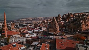 Goreme şehrinin havadan görüntüsü. Orta Hindi 'de küçük bir kasaba. Büyük koni şeklinde kaya oluşumları. Yüksek kalite 4k görüntü