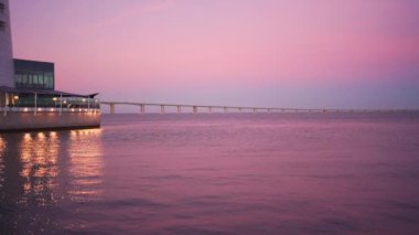 Günbatımında Vasco da Gama köprüsü statik çekimi ve Lizbon, Portekiz 'de gelgit. Kadife gökyüzü. Vasco da Gama köprüsü 17.2 km uzunluğunda ve Avrupa 'daki en uzun köprüdür..