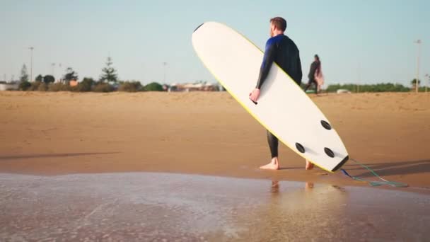Portugal Carcavelos Octubre 2022 Surfistas Con Tabla Surf Traje Neopreno — Vídeos de Stock