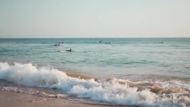 Πορτογαλία Carcavelos Οκτώβριος 2022 Ομάδα Surfers Υγρές Στολές Βόλτα Κύματα — Αρχείο Βίντεο