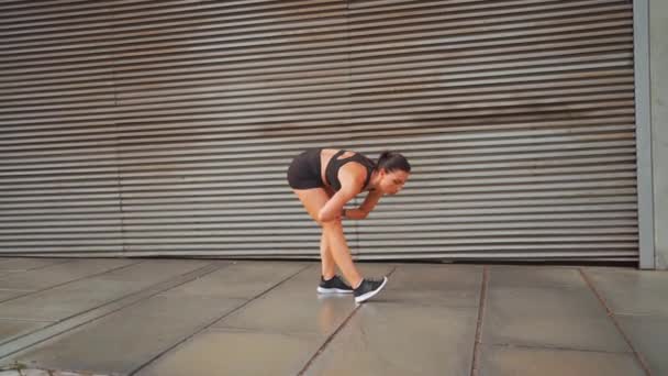 Kadın Şehir Caddesinde Koşmadan Önce Bacaklarını Isıtıyor Orta Yaşlı Beyaz — Stok video