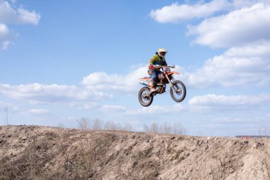 Harkov. Ukrayna Mart 2021 Açık Moto Enduro bisiklet pisti dışında çapraz eğitim