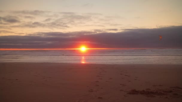 Χρυσό Ειδυλλιακό Ηλιοβασίλεμα Του Ατλαντικού Ωκεανού Καθώς Ήλιος Δύει Στα — Αρχείο Βίντεο