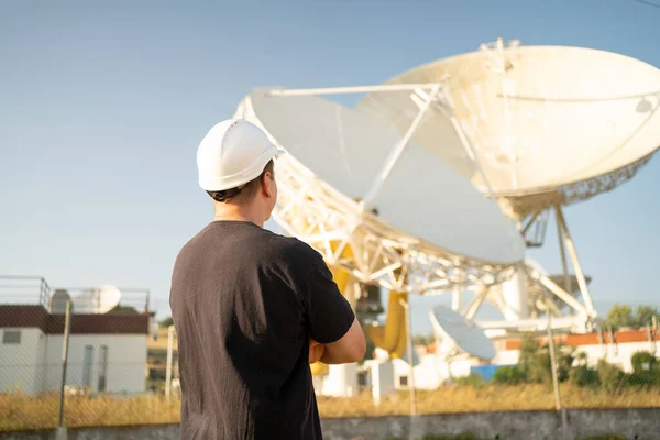 Инженер Ищущий Земной Астрономический Радиотелескоп Радиотелескопы Используемые Науке Наблюдения Космосом — стоковое фото