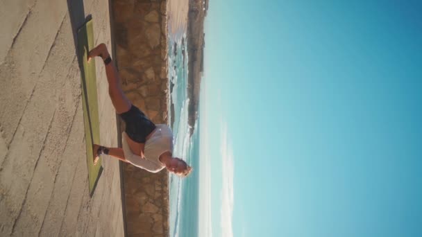 Yoga Berolahraga Dengan Pemandangan Laut Latar Belakang Wanita Kulit Putih — Stok Video