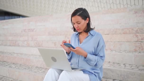 Affärskvinna Använda Laptop Utomhus Sittande Trappor Bakgrund Vit Kvinna Affärsperson — Stockvideo