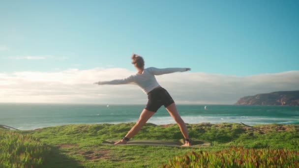 Exercices Yoga Avec Vue Sur Océan Arrière Plan Femme Blanche — Video