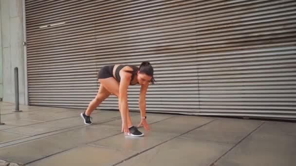 Mujer Ropa Deportiva Haciendo Ejercicios Piernas Estiradas Bajas Antes Correr — Vídeos de Stock