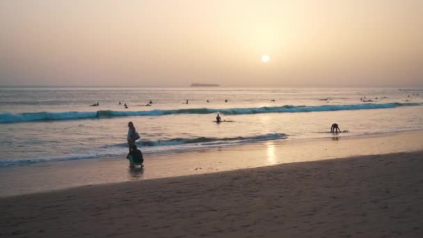 Portugal Carcavelos Oktober 2022 Grupp Surfare Våtdräkt Rider Vågorna Atlantens — Stockvideo