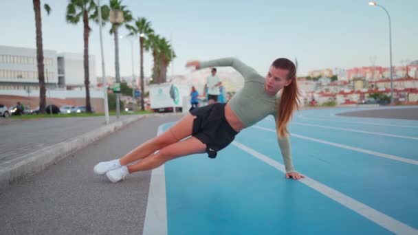 Full Length Strong Fit Girl Sportswear Training Side Plank Outdoor — Αρχείο Βίντεο