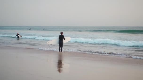 葡萄牙 Carcavelos 2022年10月冲浪者站在沙滩上慢动作 积极的水上运动和度假休闲概念 — 图库视频影像