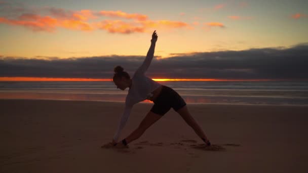 Yoga Oefeningen Met Uitzicht Oceaan Bij Zonsondergang Blanke Vrouw Doet — Stockvideo