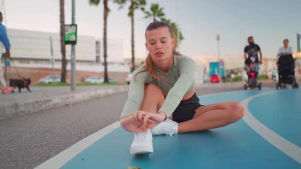Läuferin Dehnt Beinmuskeln Indem Sie Seine Schuhe Sitzen Auf Der — Stockvideo