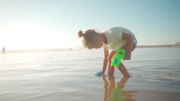 孩子们夏天用水枪在海滩玩耍 小女孩Kacasian有乐趣跑在沙滩上与水枪 可爱的5岁女性喜欢在海滩手持式游戏 — 图库视频影像