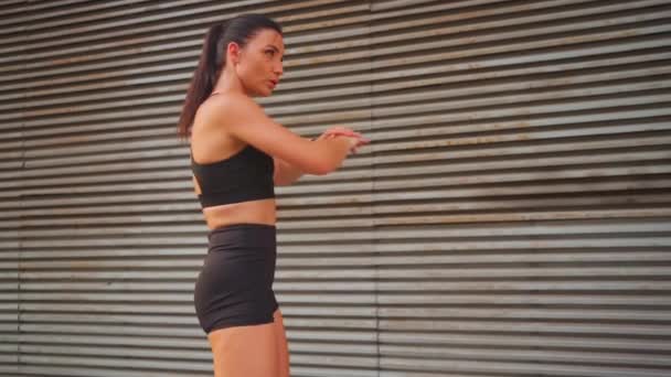 Kobieta Rozciągająca Się Rozgrzewająca Przed Bieganiem Sportowiec Trenujący Odzieży Sportowej — Wideo stockowe