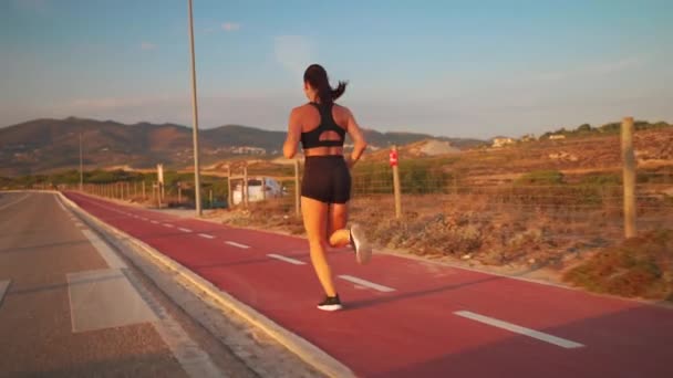 Atletická Běžkyně Běžící Silnici Běloška Středního Věku Žena Běží Letní — Stock video