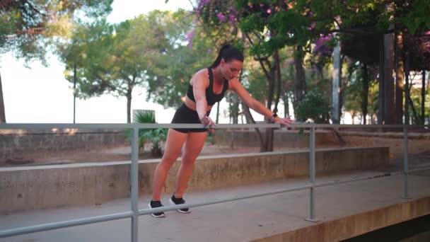 Orta Yaşlı Bir Kadın Şehir Parkında Spor Yapıyor Çitlere Yaslanıp — Stok video