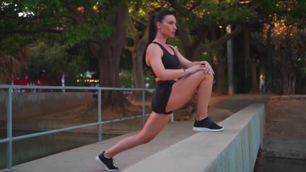 Static Handheld Shot Kobieta Średnim Wieku Rozciągająca Nogi Przed Ćwiczeniami — Wideo stockowe