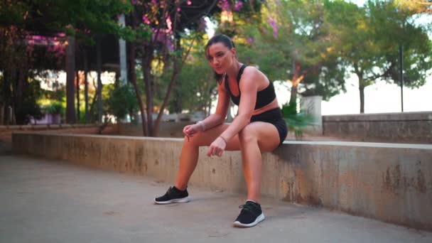 Fitness Mujer Mediana Edad Limpia Sudor Sentado Parque Después Duro — Vídeo de stock