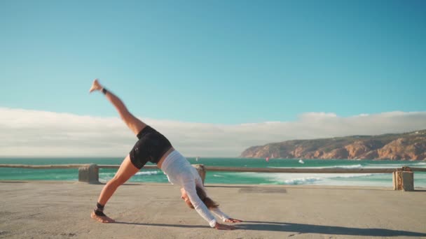 Ćwiczenia Jogi Widokiem Ocean Tle Biała Kobieta Ćwicząca Jogę Wybrzeżu — Wideo stockowe