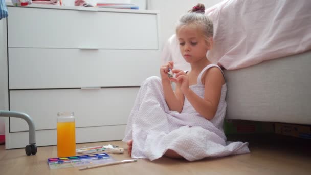 Caucasian Child Girl Painting Watercolor Paint Small Ceramic Figure Fun — Αρχείο Βίντεο