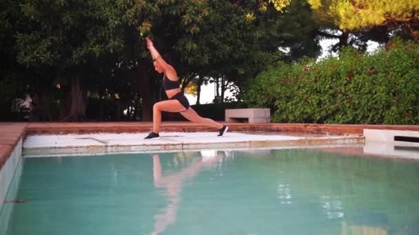 Middelbare Leeftijd Vrouw Doet Yoga Acroyoga Bij Het Zwembad Achtertuin — Stockvideo