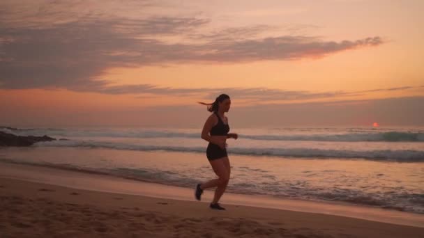 Donna Che Corre Sola Bellissimo Tramonto Sulla Spiaggia Sport Estivi — Video Stock