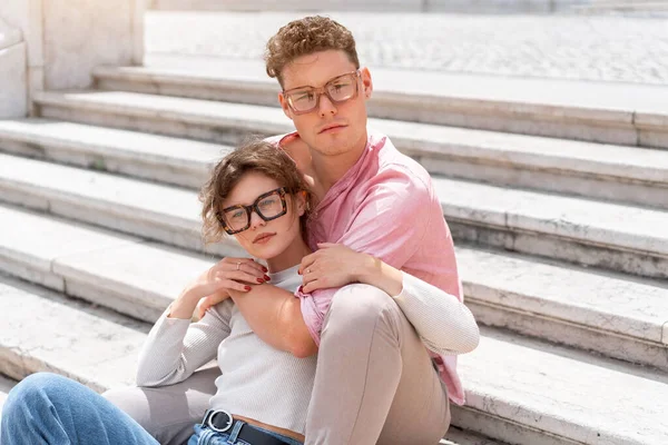 Young Beautiful Hipster Couple Love Sitting Stairs Old City Street — 图库照片