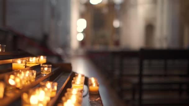 Gyertyák Imádkozó Gyertyák Égnek Egymás Után Egy Katolikus Templomban Imádkozásért — Stock videók